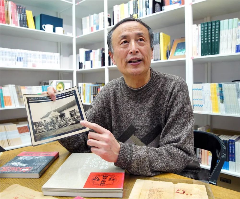 袁念琪介绍父亲的临时党员证和照片 郭新洋和吴早文一同参军入党的