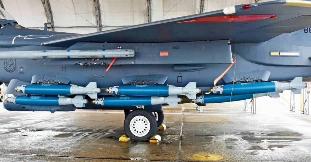 参加测试的f-15e在机身一侧挂载了6枚炸弹.
