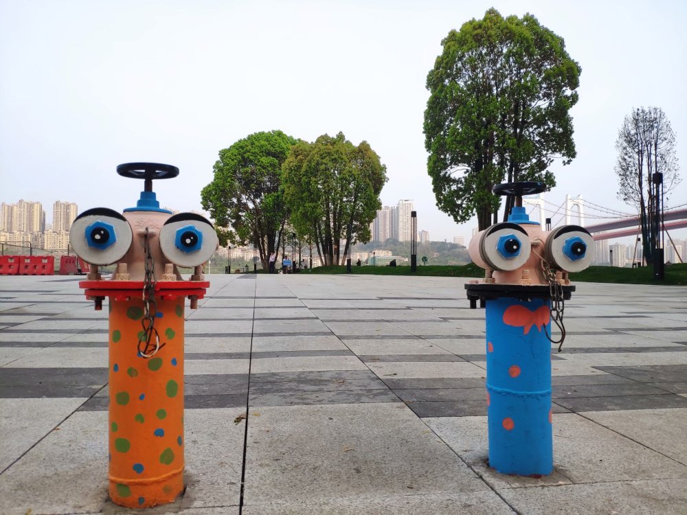 重庆街头现涂鸦消防栓化身卡通人物卖萌,创意设计宣传防火知识_腾讯