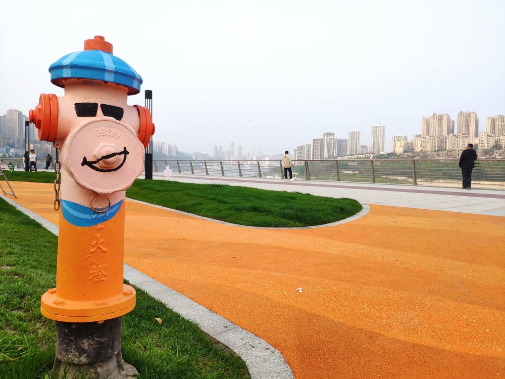 重庆街头现涂鸦消防栓化身卡通人物卖萌,创意设计宣传防火知识_腾讯
