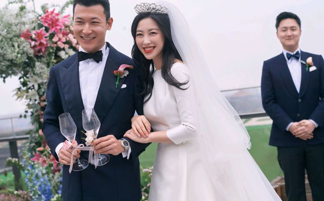 朱珠晒婚礼照一袭白色缎面婚纱温馨浪漫与老公牵手登对养眼