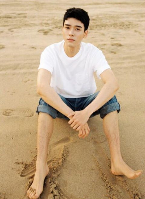 龚俊晒海边写真大片龚喜发财谐音梗配文笑翻网友