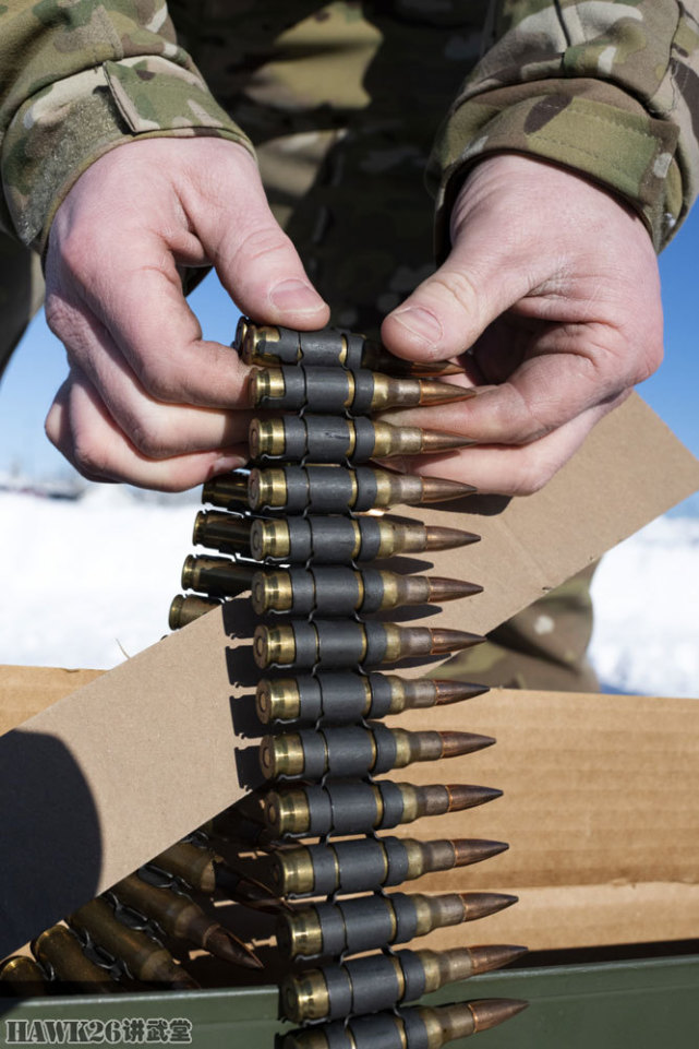 美国空军第673安全中队射击训练 成箱的弹链摆到靶场