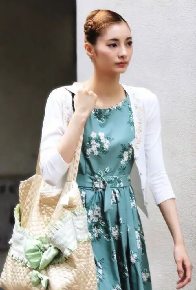 今年26岁的星蘭瞳则是宝冢歌剧团花旦出身.