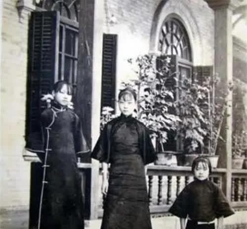 张宗昌姨太太罕见旧照白俄5姐妹颜值出众写的诗让人眼前一亮