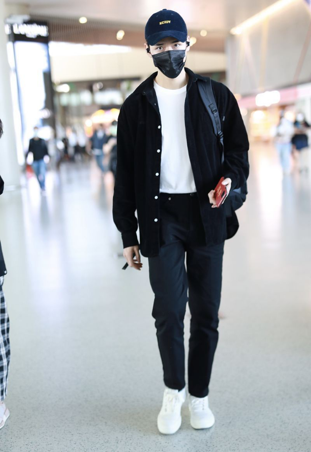 龚俊拍网剧大火,一身黑白搭配清爽干净,186cm身高真抢眼_腾讯新闻