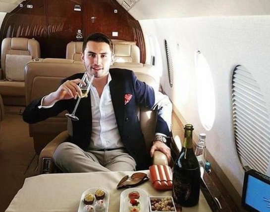 迪拜,是当今世界奢侈与华丽的代名词,因为这里的人家财万贯,拥有数不