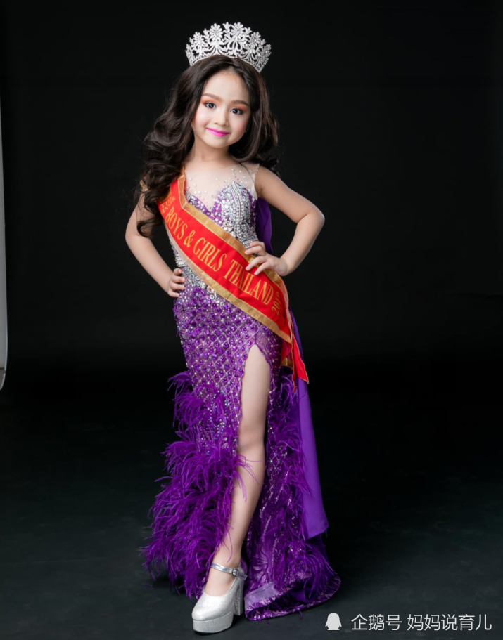 7岁成选美冠军,因打扮太成熟遭非议,看到生活照:是我想多了!