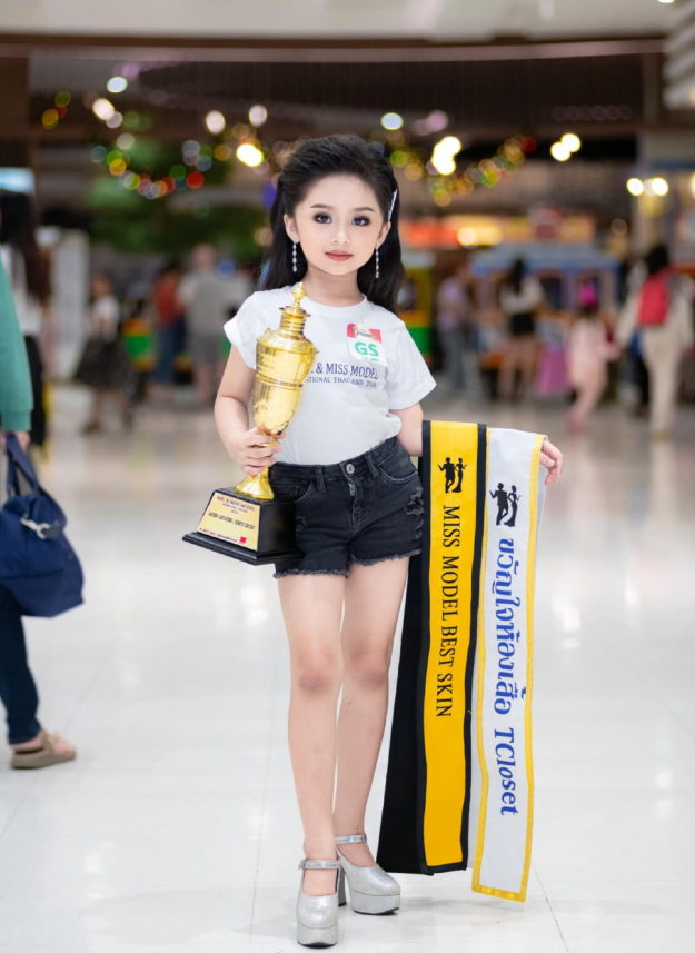 7岁成选美冠军,因打扮太成熟遭非议,看到生活照:是我想多了!