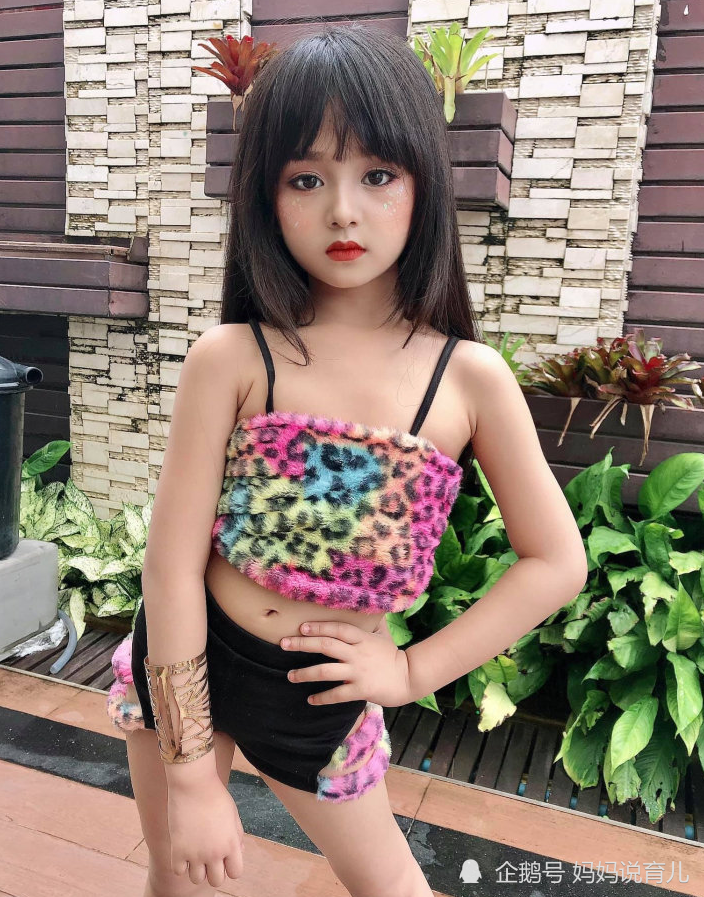 站在一群小朋友中间,baifern freya也是让人一眼就能看到的那位.