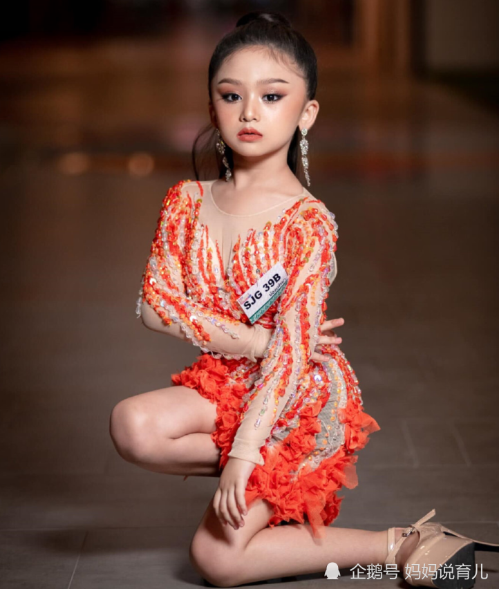 7岁成选美冠军,因打扮太成熟遭非议,看到生活照:是我想多了!