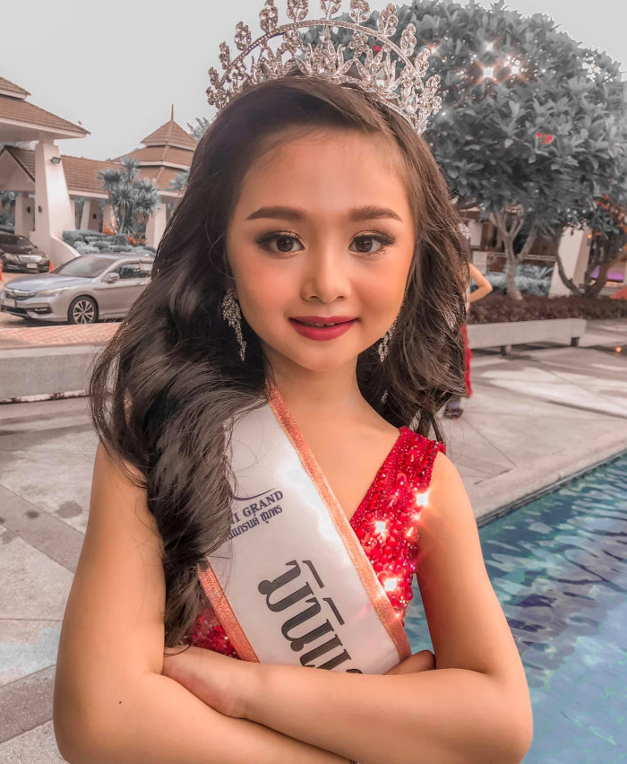 7岁成选美冠军,因打扮太成熟遭非议,看到生活照:是我想多了!