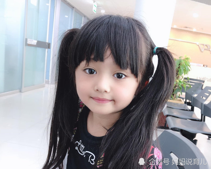 7岁成选美冠军,因打扮太成熟遭非议,看到生活照:是我想多了!