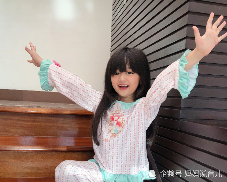 7岁成选美冠军,因打扮太成熟遭非议,看到生活照:是我想多了!