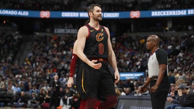 手握1.2亿大合同，仅上场两分钟就退赛，NBA这支球队真烂了！