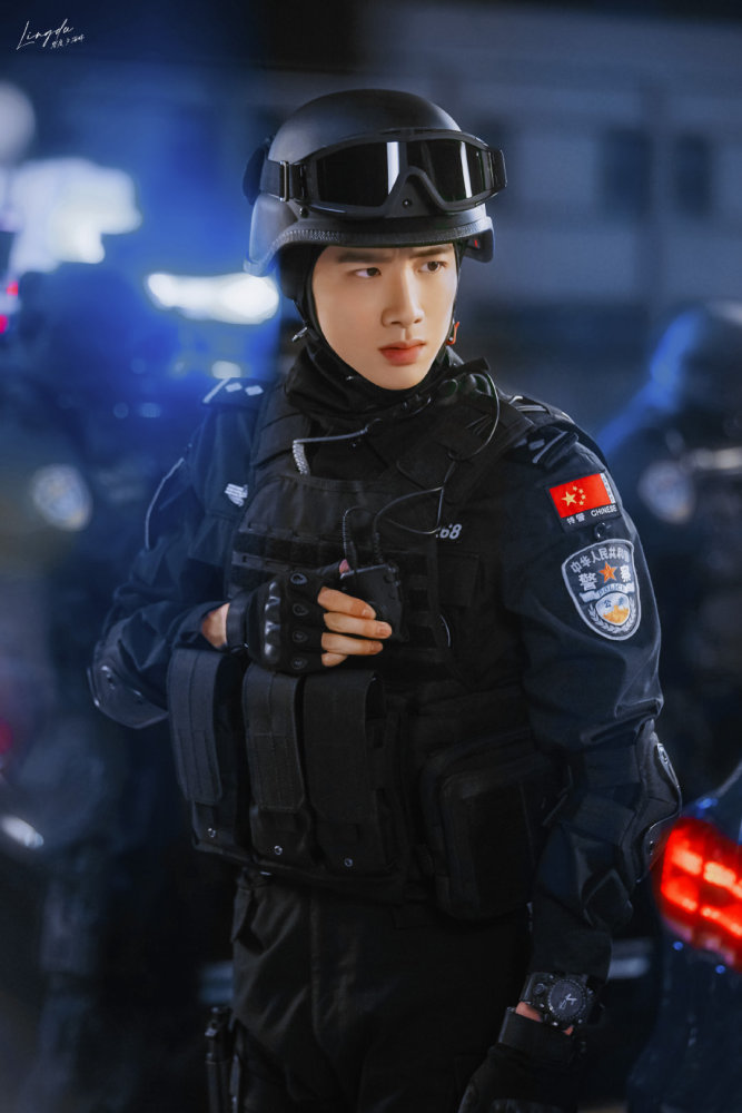 白敬亭特警造型│颜值身材都超棒的特警邢克垒你爱了吗