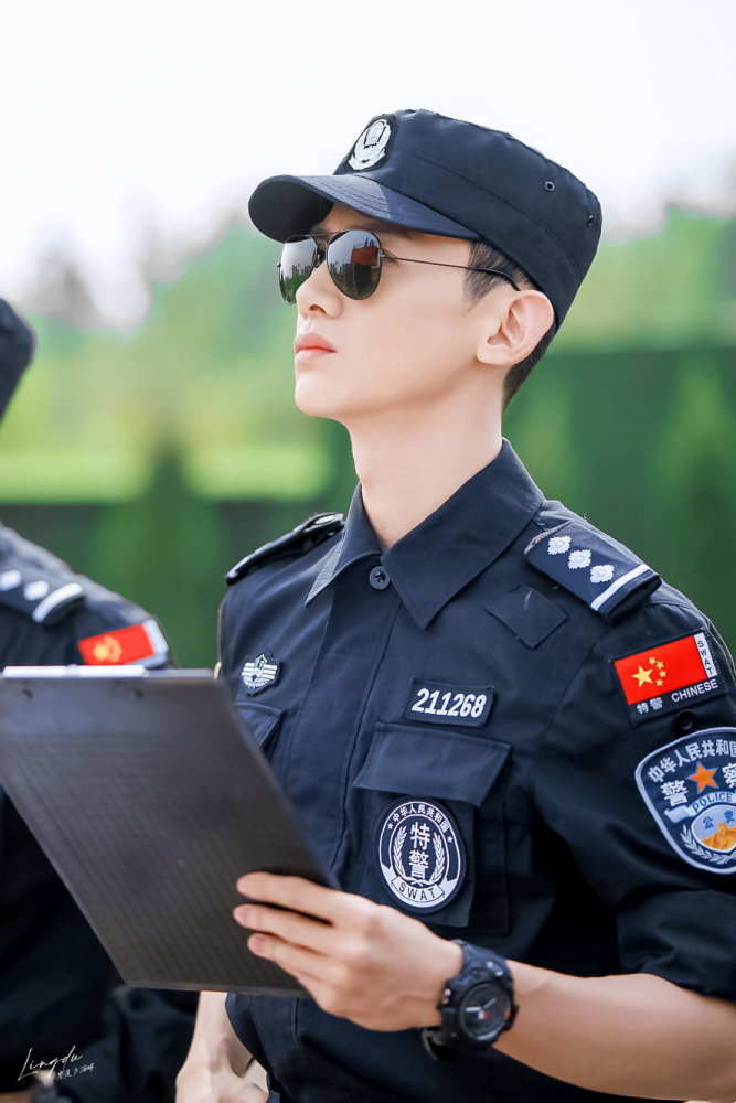 白敬亭特警造型│颜值身材都超棒的特警邢克垒 你爱了吗_腾讯新闻
