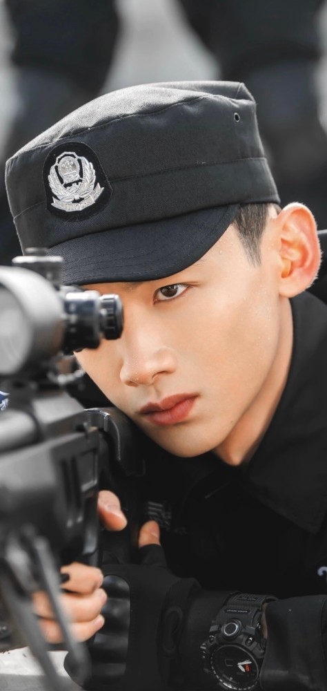 白敬亭特警造型│颜值身材都超棒的特警邢克垒你爱了吗