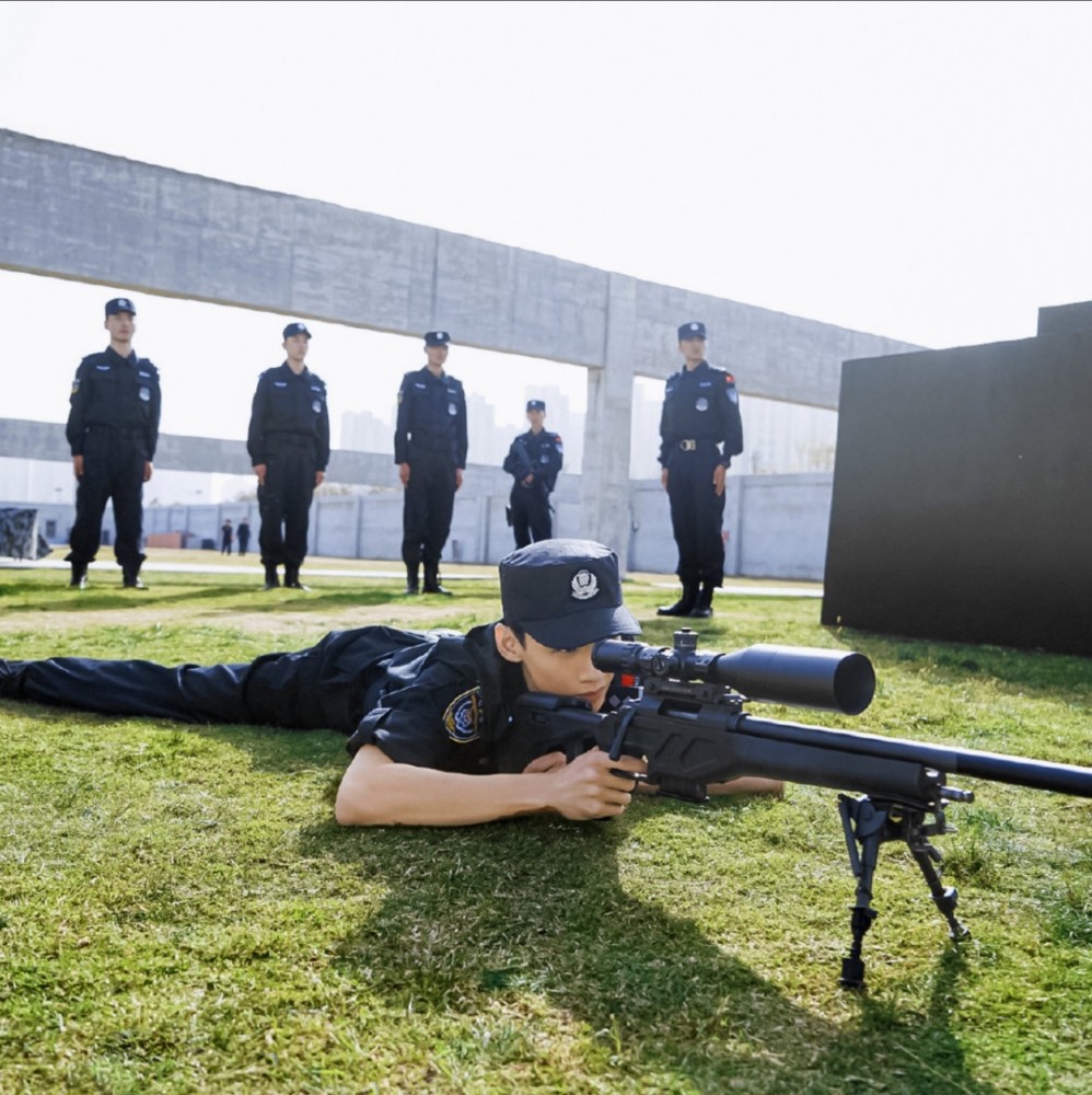 白敬亭特警造型│颜值身材都超棒的特警邢克垒 你爱了吗_腾讯新闻
