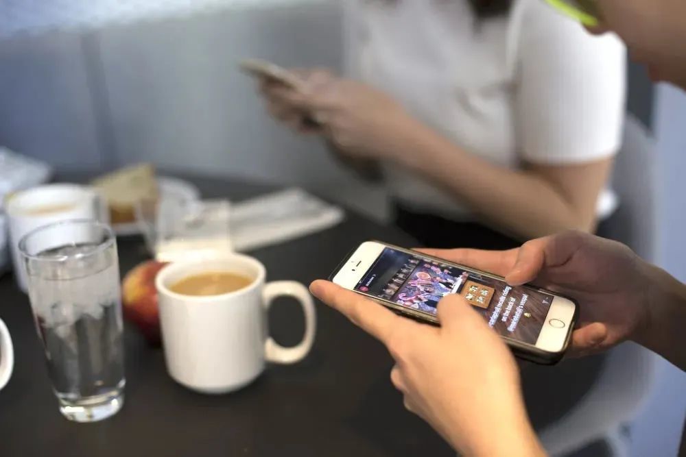 边吃饭边刷手机会不会越吃越胖?答案反差太大!