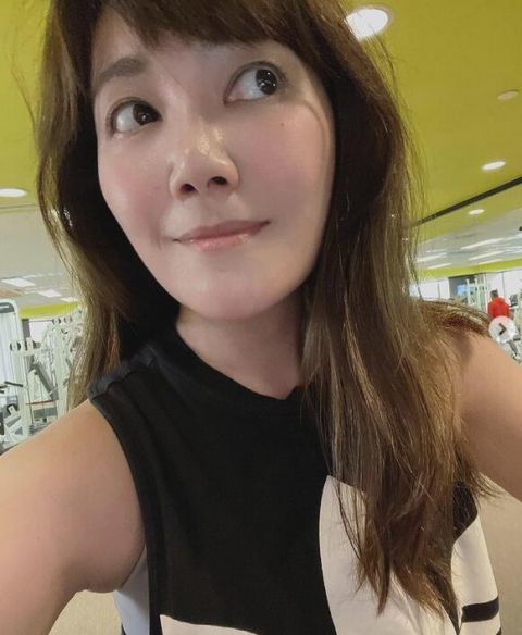 梁静茹晒运动后自拍照素颜出镜皮肤极好