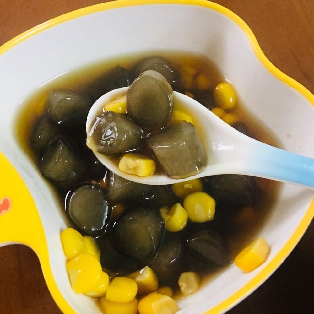 如今年轻人喜欢用各种食材搭配薯粉粒糖水"蛤仔跳水"制作独特,品味