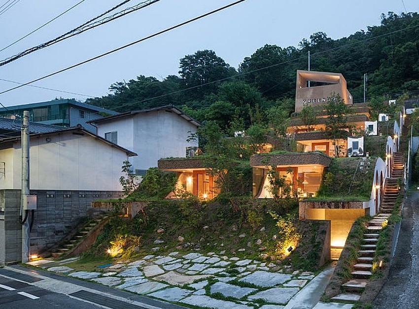 这是日本窑洞房,嵌入山体打造梯田式住宅,庭院搬屋顶上!