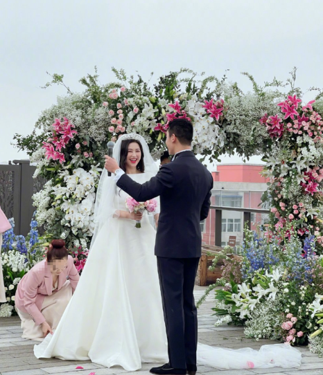 赘婿最美女反派官宣结婚嫁给圈外富豪婚礼低调温馨