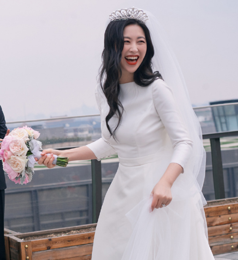 "全球最美面孔"大婚,朱珠穿婚纱美出新高,老公身份