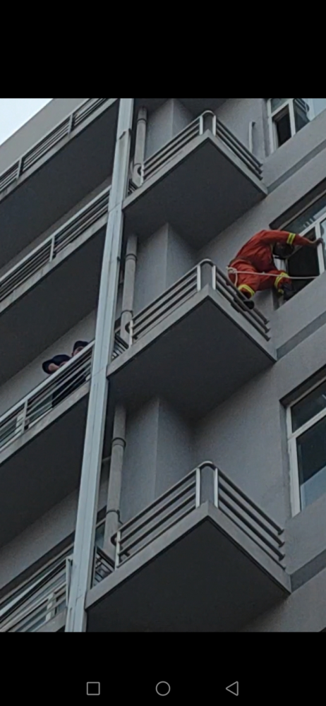温州一高中女生因情感问题要跳楼