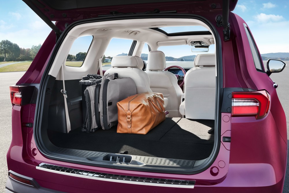 打开后备箱,其实还是有很大空间的余量.放2个20寸的行李厢不成问题.