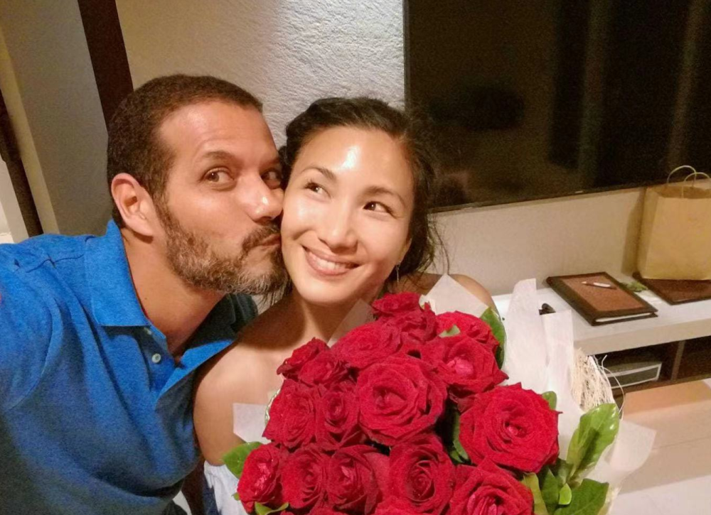 郑佩佩女儿晒全家福混血宝宝鼻梁高挺非洲老公笑得合不拢嘴