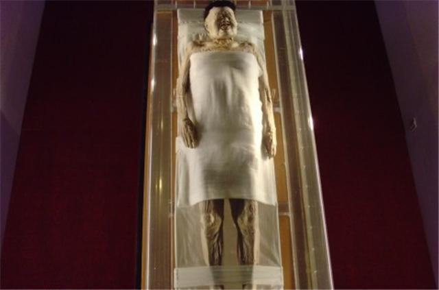古墓发现睡美人2000年身体不腐体内138粒瓜子揭开死因