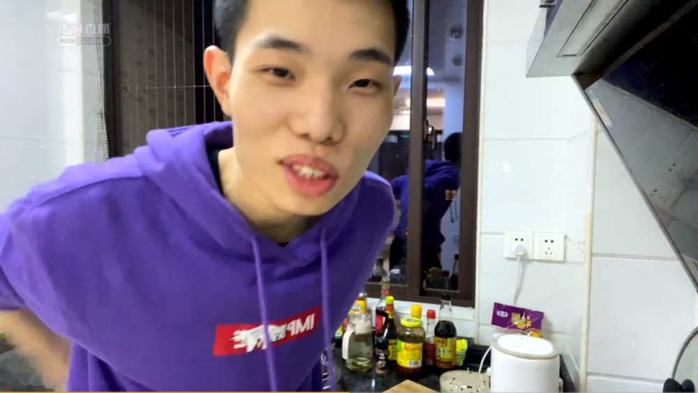 在众多的和平精英主播中,来自虎牙的鲨鱼可以说是绝对的后起之秀,虽然