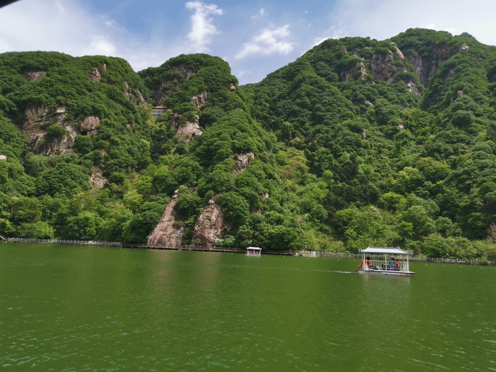 它由碧山湖景區,天池景區和山崩石海景區三部分組成,翠華山原名太乙山