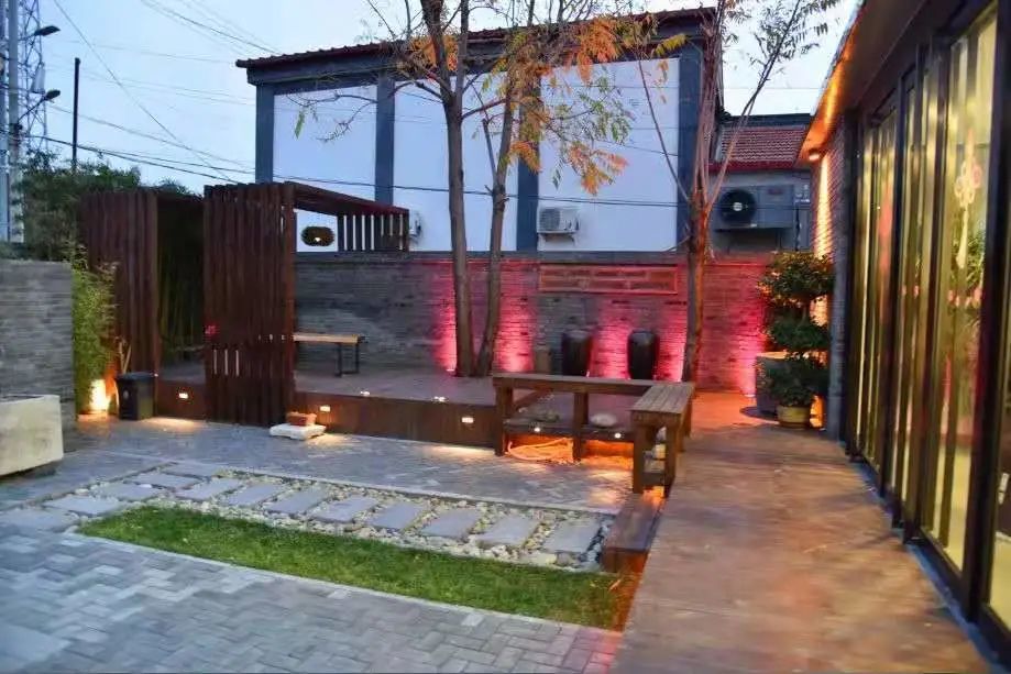 三月清和雨乍晴南山当户转分明南山小筑