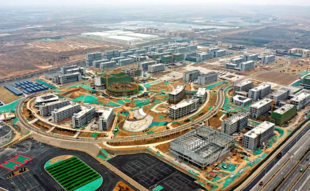 榆次龙湖东街的山西职教港项目正在加紧建设.