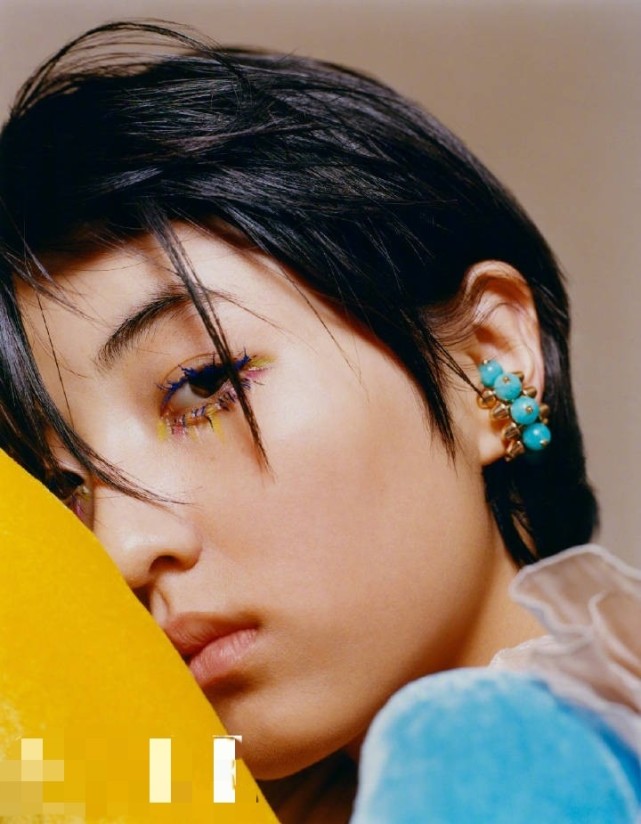 张子枫新造型前卫大胆超长彩色睫毛吸睛网友太酷飒了