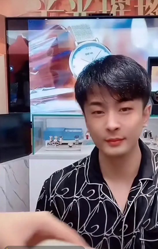 辛巴徒弟蛋蛋直播卖表破纪录,52分钟破亿,11小时销量高达7.