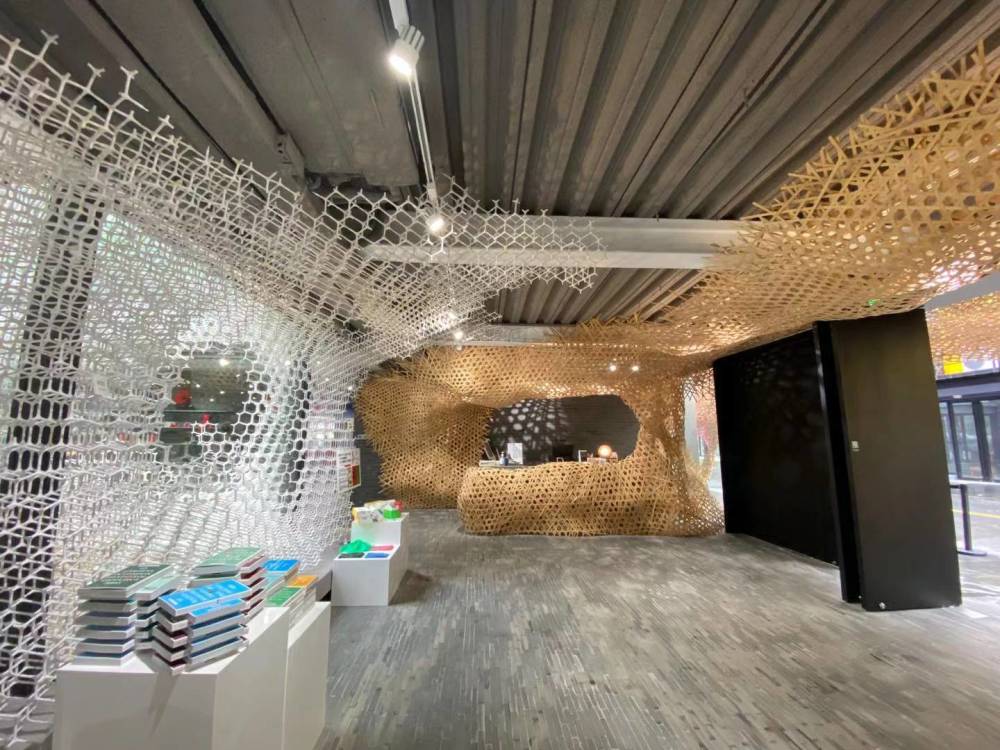 漫步空间里,多个书架及专区涵盖了艺术画册,建筑设计,室内设计,景观