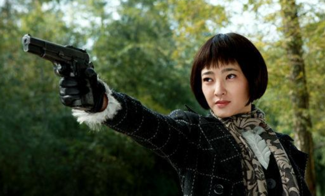 此前王丽坤便在经典谍战剧《五号特工组》里表现抢眼,外表清丽动人