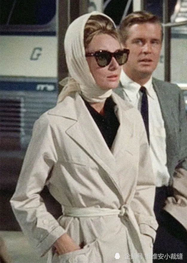 风衣怎么穿出优雅感,不妨试试赫本的"朴素"穿搭法,时髦又高级