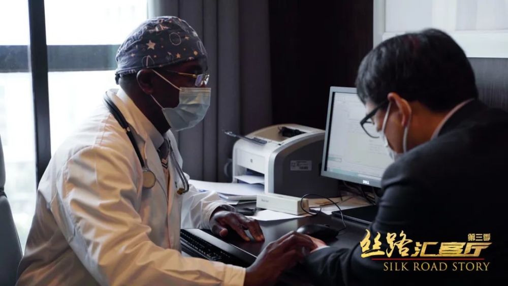 杰西医生给丝路寻访人储殷把脉