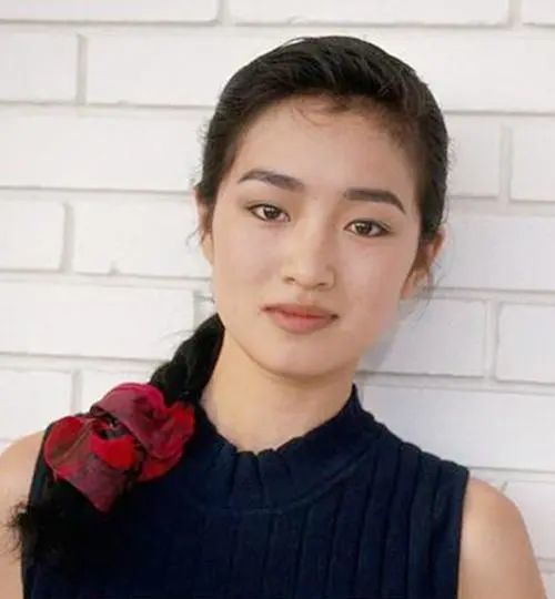 一组巩俐30年前天然美照来袭,满脸青涩,惊艳了梦幻时光_腾讯新闻