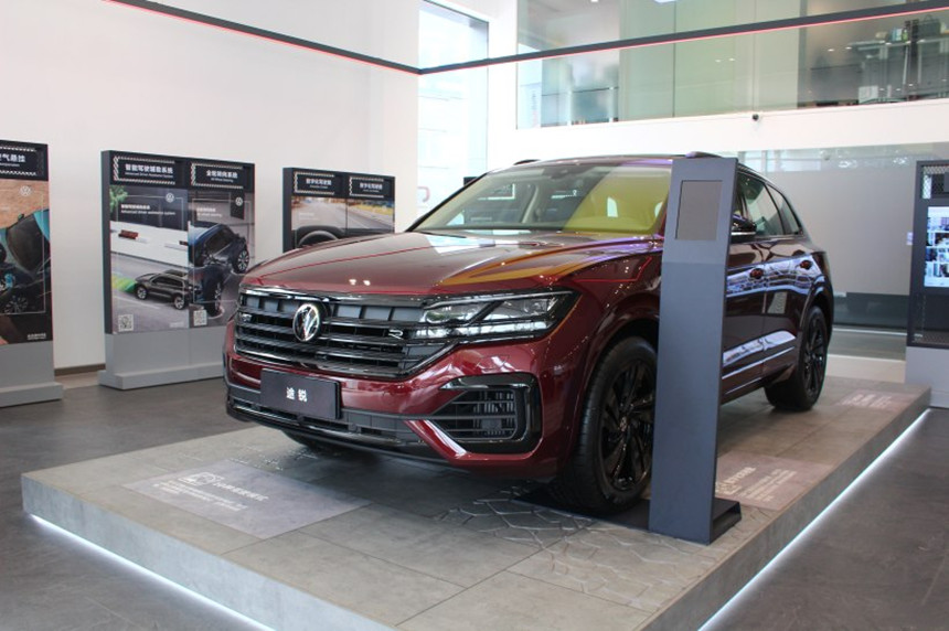 2021款大众途锐"黑武士"到店,外观不再油腻,配3.0t v6发动机_腾讯新闻