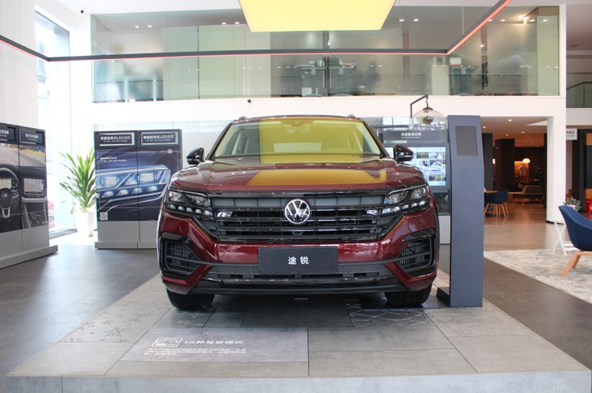 2021款大众途锐"黑武士"到店,外观不再油腻,配3.0t v6发动机_腾讯新闻