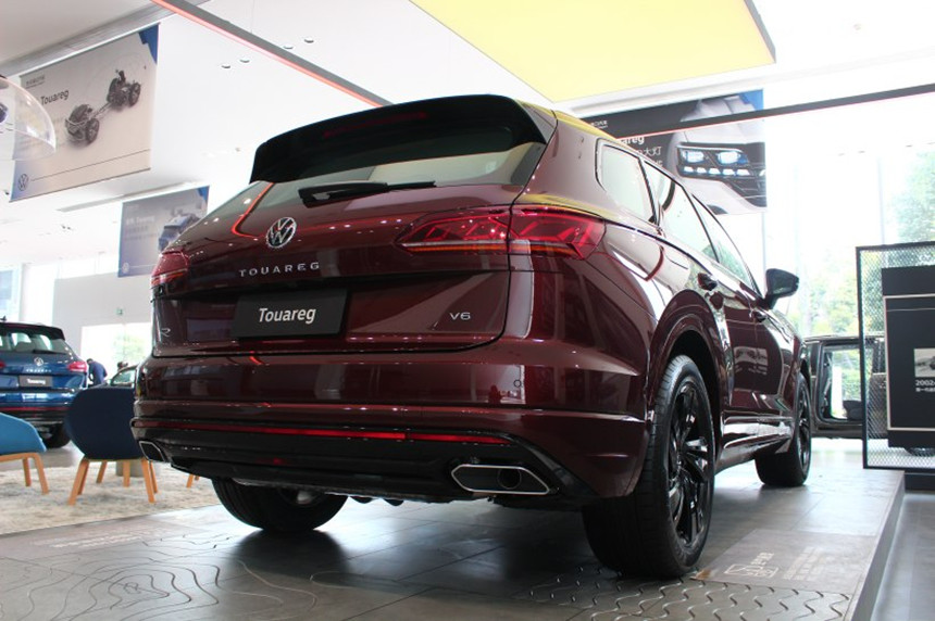 2021款大众途锐"黑武士"到店,外观不再油腻,配3.0t v6发动机_腾讯新闻