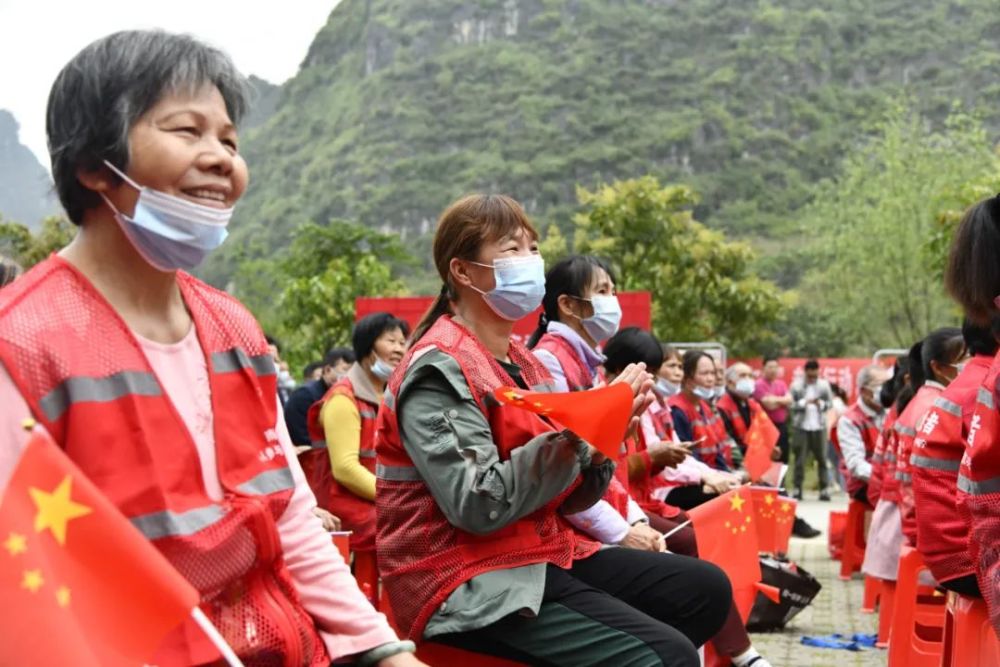 加方鄉龍崗村,白山鎮民族村,百龍灘鎮龍昌村等村贈送了一批書畫作品