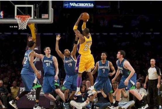 罗德曼是nba历史上有名的矮个篮板狂人,要知道他的卡位意识和弹跳力都