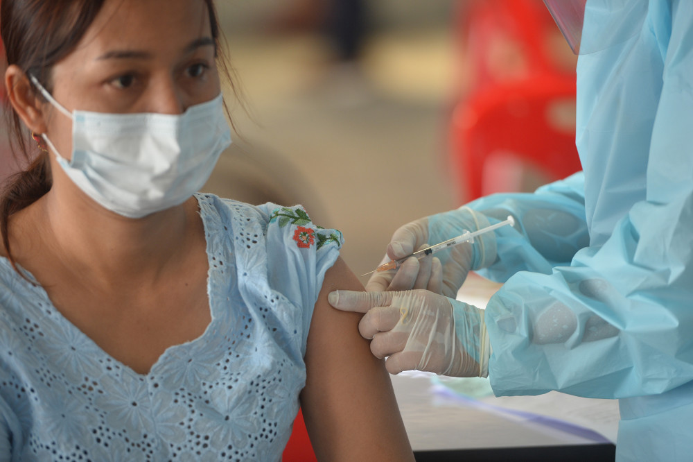 (国际疫情)曼谷邦开区市民接种科兴疫苗